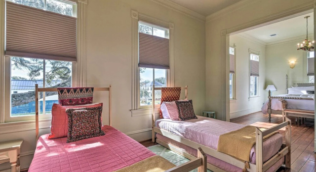Stunning Historic Home < 4 Mi to Beaches!, Забронировать Дом для отпуска Галвестон Texas Gulf Coast, рядом с Betty Head Oleander Garden Park