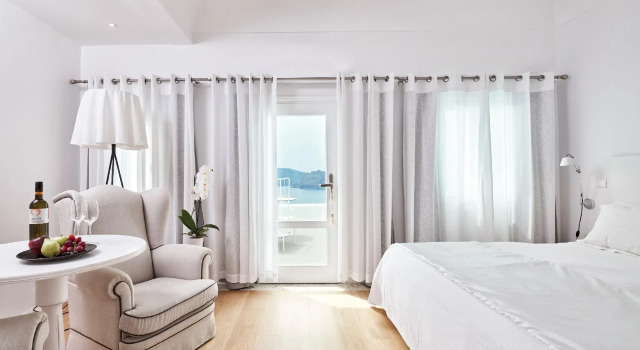 Полулюкс с видом на горы Kirini Suites & Spa Hotel