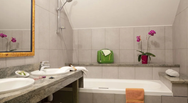 Четырёхместный номер Superior Logis hôtel Ô en Couleur