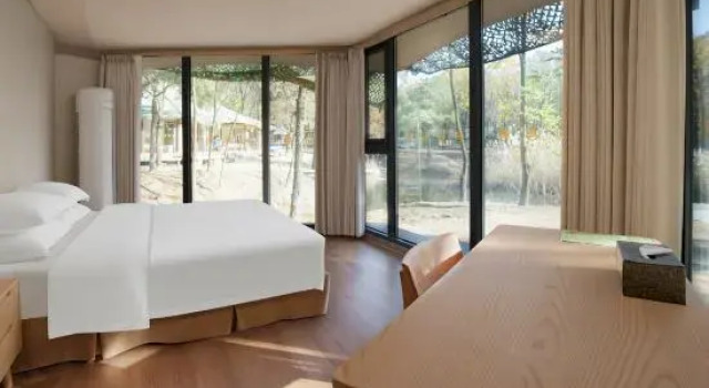 Тент с 2 комнатами с видом на озеро Donghai Forest Hot Spring Resort