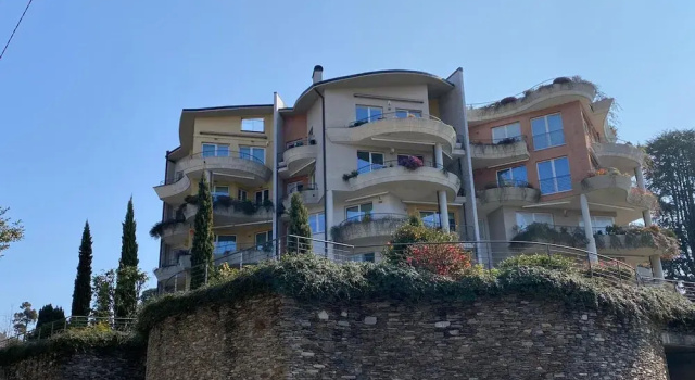 Emma Apartment With Terrace Lake View in Verbania, Забронировать Апартаменты/квартира Отели Вербания с парковкой, рядом с Ботанические сады Виллы Таранто, Парковка