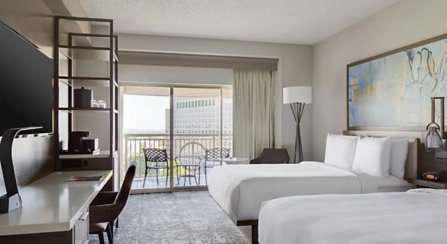 Четырёхместный номер Standard с балконом и с видом на озеро Marriott Dallas Las Colinas