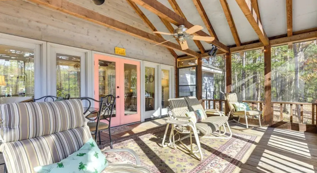 Secluded Hamilton Cabin Retreat w/ Private Lake!, 예약 호텔 Hamilton 조지아