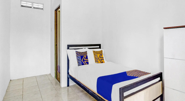 SPOT ON 90742 Kinanthy Homestay Syariah, Prenota Hotel Hotel a Tulungagung con parcheggio, Parcheggio