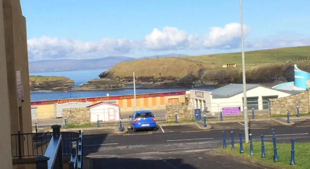 Deluxe Seaside Apartment Ground Floor with Private Entrance and Patio, Prenota Appartamento Bundoran 
