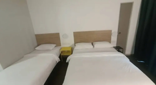 Luksusowy trzyosobowy pokój i balkonem Big Tree Hotel
