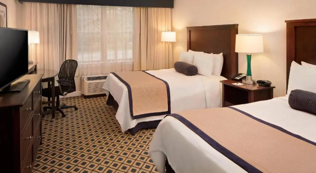 Четырёхместный номер Standard Westford Regency Inn & Conference Center