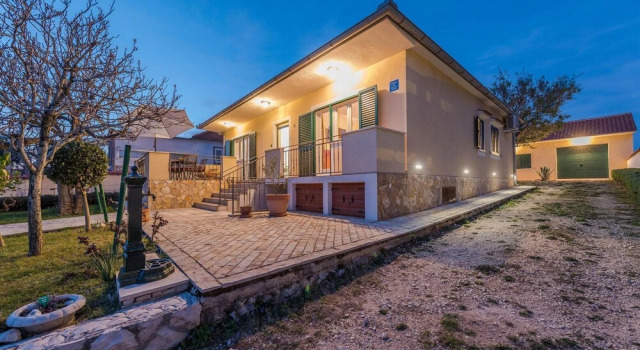 Amazing Home in Vrsi With 3 Bedrooms and Wifi