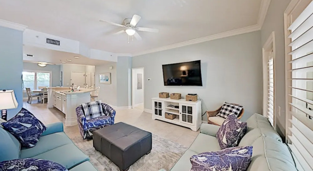 Coligny Plaza W/ Rooftop Pool, Walk To Beach 2 Bedroom Condo