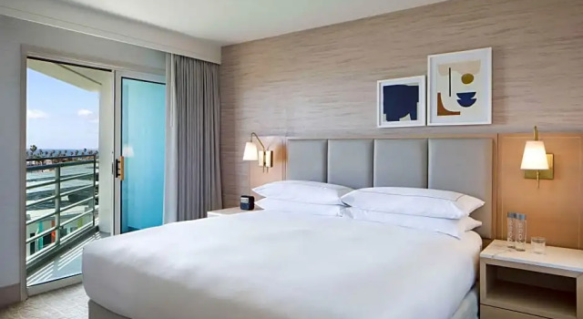 Люкс c 1 комнатой с видом на город Hilton Santa Monica