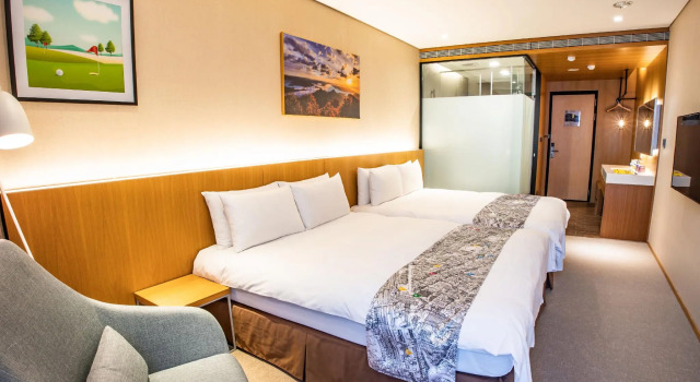 Standard cvadruplă cameră Mega Hotel