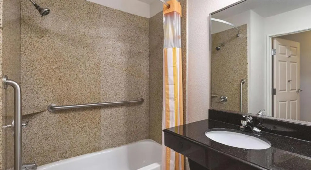 Номер Standard La Quinta by Wyndham Alvarado
