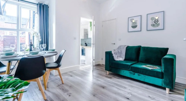 Modern Home Ideal for Business Groups Sleeps 7