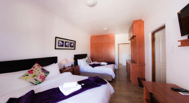 Nama White Guesthouse, Book Hotel Hoteller i Springbok med parkering, Parkering