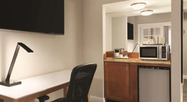 Двухместный люкс c 1 комнатой DoubleTree by Hilton Providence Airport Warwick