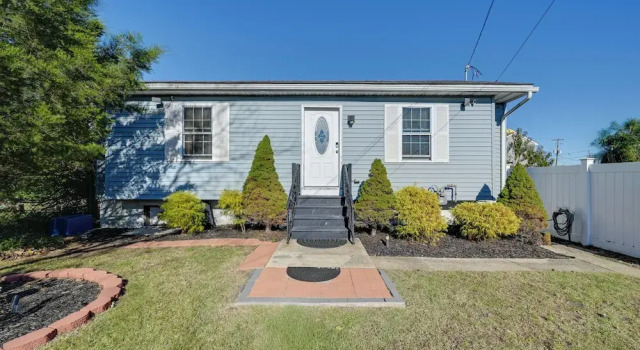 Walk to Wildwood Beach: Family Retreat w/ Yard!, Buchen Sie Ferienhaus Villen in Wildwoods Beach, Villa