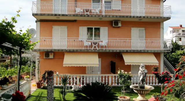 Apartments and Room Vikeli, Buchen Sie Ferienwohnung Hotels in Gespanschaft Split-Dalmatien mit Pool, Schwimmbad