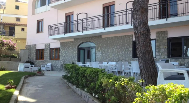 Sea Breeze Residence, Забронировать Отель Отели в центре Масса-Лубренсе с завтраком, отели в центре Масса-Лубренсе с завтраком