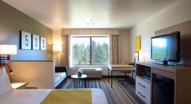 Двухместный люкс с видом на реку Oxford Suites Spokane Valley