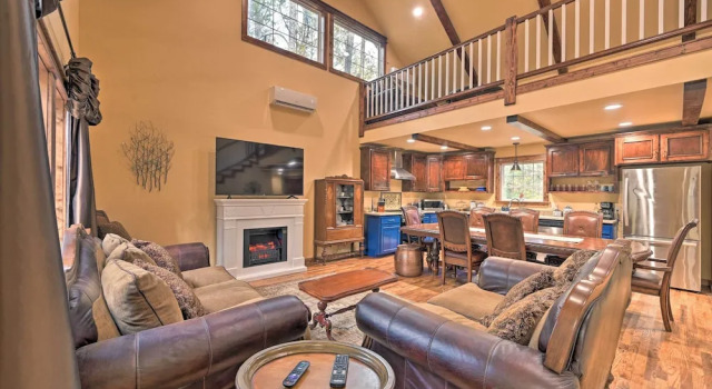 Tudor-style Broken Bow Cottage w/ Hot Tub & Decks!, Book Feriehus Villaer i Hochatown, Villa