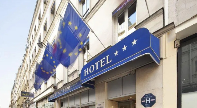 Кровать в общем номере Hôtel du Plat dEtain