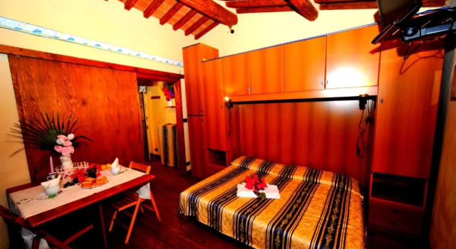 Comandante, Book Hotel Porto Azzurro Elba