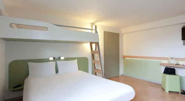 Трёхместный номер Standard IBIS Budget Tarbes