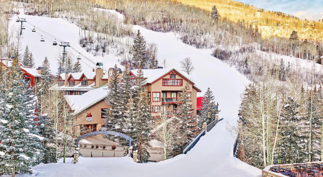 Кровать в общем номере с 2 комнатами The Osprey at Beaver Creek, a RockResort