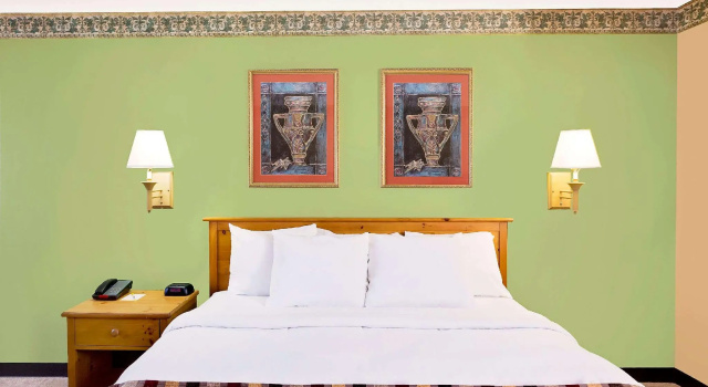 Четырёхместный номер Standard Days Inn & Suites by Wyndham Starkville