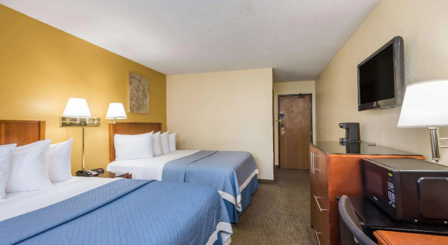 Четырёхместный номер Standard Days Inn Greenfield