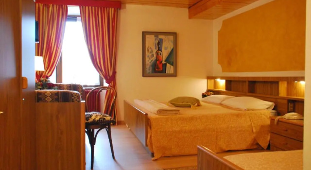 Четырёхместный номер Standard с видом на горы Hotel Garnì Zanella