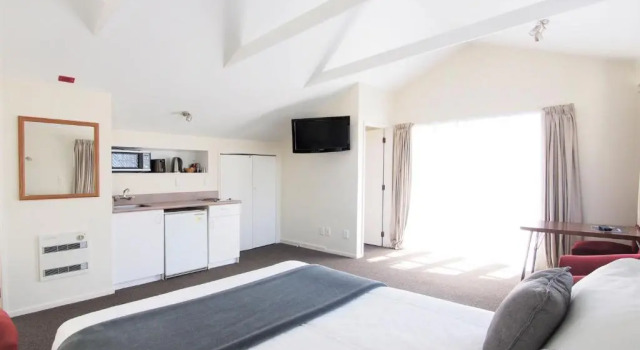 Студия Deluxe Riverlodge Motel