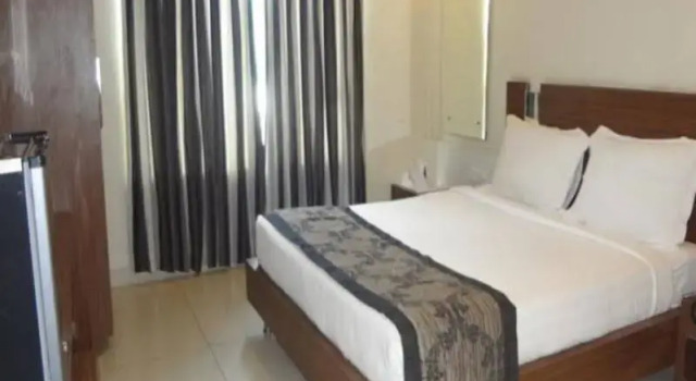 Hotel Sheela Shree Plaza