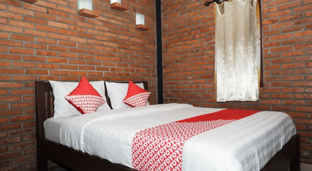 Семейный люкс с балконом Kebon Krapyak Cottage Syariah Mitra RedDoorz near Stadion Maguwoharjo