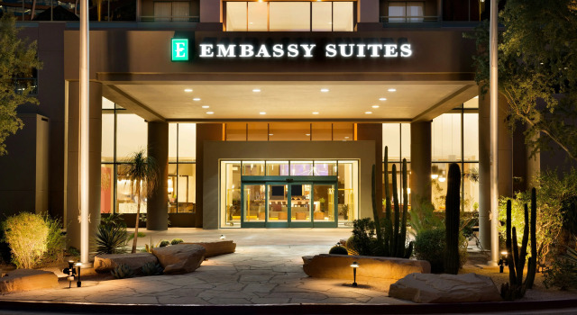 Embassy Suites by Hilton Phoenix Downtown North, Забронировать Отель Отели Финикс 3 звезды, рядом с Больница и медицинский центр Святого Иосифа, 3*