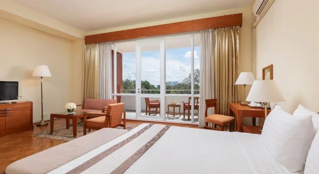 Двухместный номер Deluxe с балконом Inya Lake Hotel Yangon
