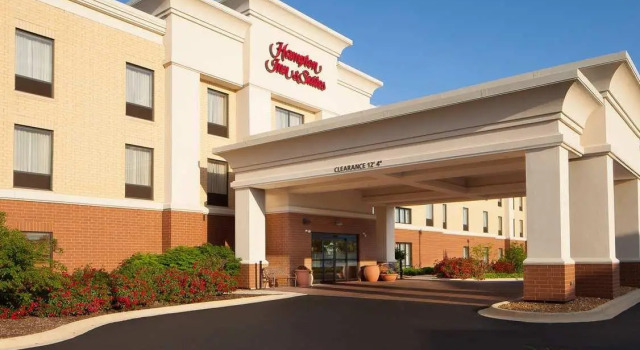 Кровать в общем номере Hampton Inn & Suites Chicago/Saint Charles