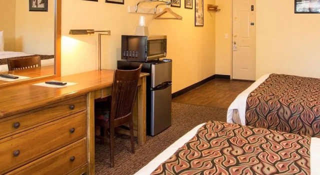Holiday Haus, Rezerwuj Motel Hotele w Mammoth z parkingiem, Parking