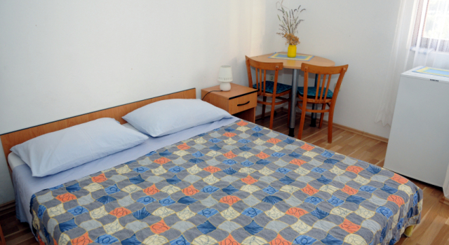 Room Port - great loaction and free parking: R2 Mala Murter, Island Murter