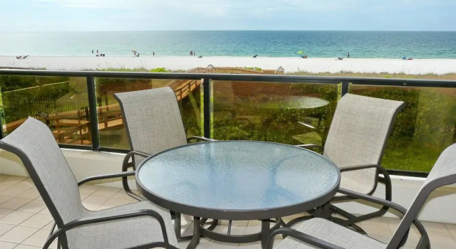 Номер Standard Stylish beachfront condo with spa/pool and ocean views