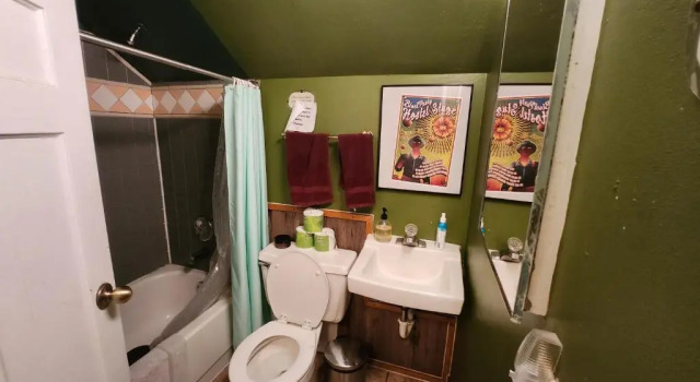 Кровать в общем номере Eugene Whiteaker International Hostel