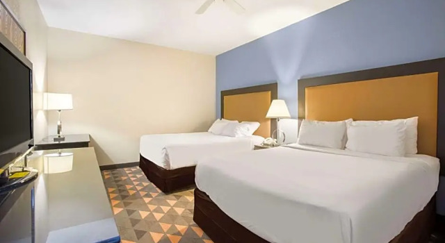 Четырёхместный люкс Days Inn by Wyndham Mackinaw City - Bridgeview Area