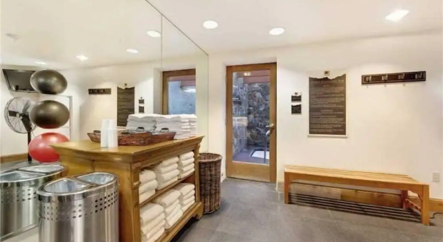 Luxury Ski In, Ski Out 2 Bedroom Mountain Residence In The Heart Of Lionshead Village With Heated Slope Side Pool And Hot Tub, Забронировать Апарт-отель Отели Вейл с парковкой, Парковка