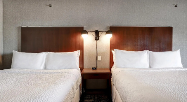 Четырёхместный номер Standard Отель Four Points by Sheraton Toronto Mississauga