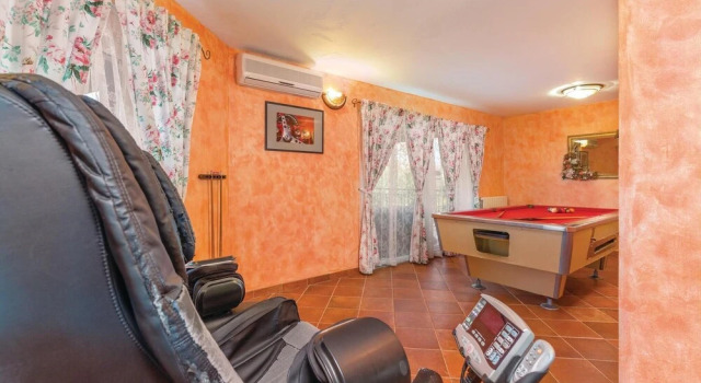 Amazing Home in Nova Vas with Hot Tub, WiFi & 4 Bedrooms, Book Hotel Hoteller i Tar med pool, Swimmingpool