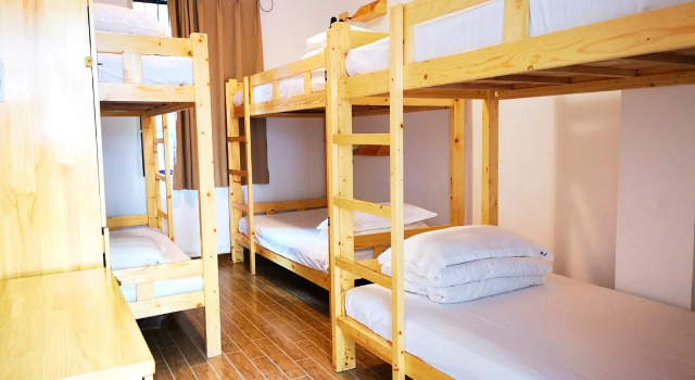 Кровать в общем номере (мужской номер) Qiandaohu Blue Mountain Youth Hostel
