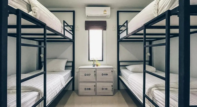 Кровать в общем номере Tall Tree Kata Phuket
