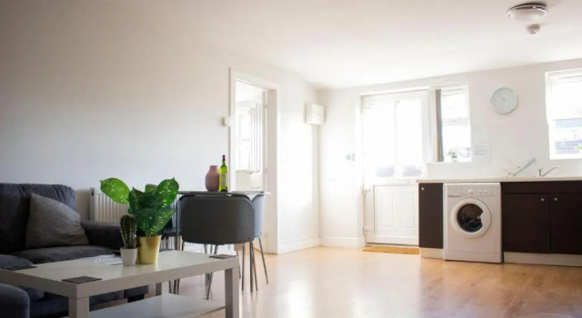 Large Ground Floor Pet Friendly 2 Bedroom Apartment with FREE Parking, Varaa Huoneisto Asunnot kohteessa Merseyside, Huoneisto