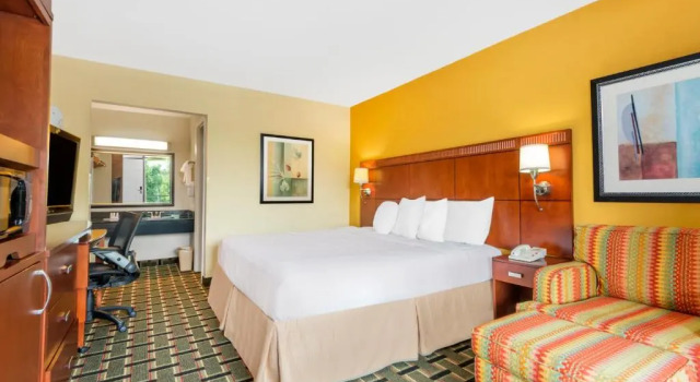 Номер Standard Days Inn by Wyndham Knoxville East