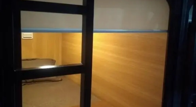 Postel ve společném pokoji skyz hostel